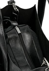 Borsa tote in pelle nera con tasca interna con zip, caratterizzata da una texture liscia, hardware in argento e design aperto per un facile accesso.