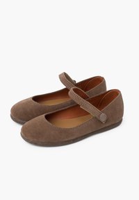 Braune Wildleder-Mary-Jane-Schuhe mit runder Zehenform, Riemen über dem Spann und einer flachen Gummisohle. Innen mit braunem Leder ausgekleidet.