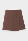 VMKANDRA SKORT - Short - chocolate martini