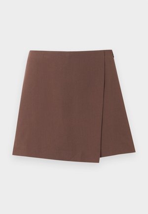 Falda marrón en línea A con un ligero detalle de solapa frontal, hecha de tela suave, mostrada sobre un fondo claro y liso.