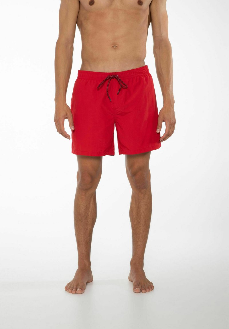 Pantaloni da bagno rossi con vita regolabile, realizzati in materiale leggero. Presentano un design semplice e una lunghezza sopra il ginocchio.