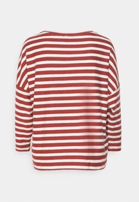 Maglia a maniche lunghe a righe rosse e bianche, con una vestibilità ampia, scollatura larga e spalle scese. Materiale in morbido misto cotone.