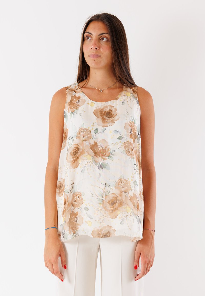 Blusa floreale con scollo a barchetta, caratterizzata da grandi rose beige e accenti verdi su uno sfondo crema chiaro. Tessuto leggero e testurizzato.