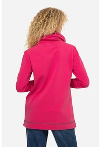 Top de manga larga fucsia con cuello alto, hecho de una tela suave. El diseño presenta un dobladillo redondeado y un ajuste casual para mayor comodidad.