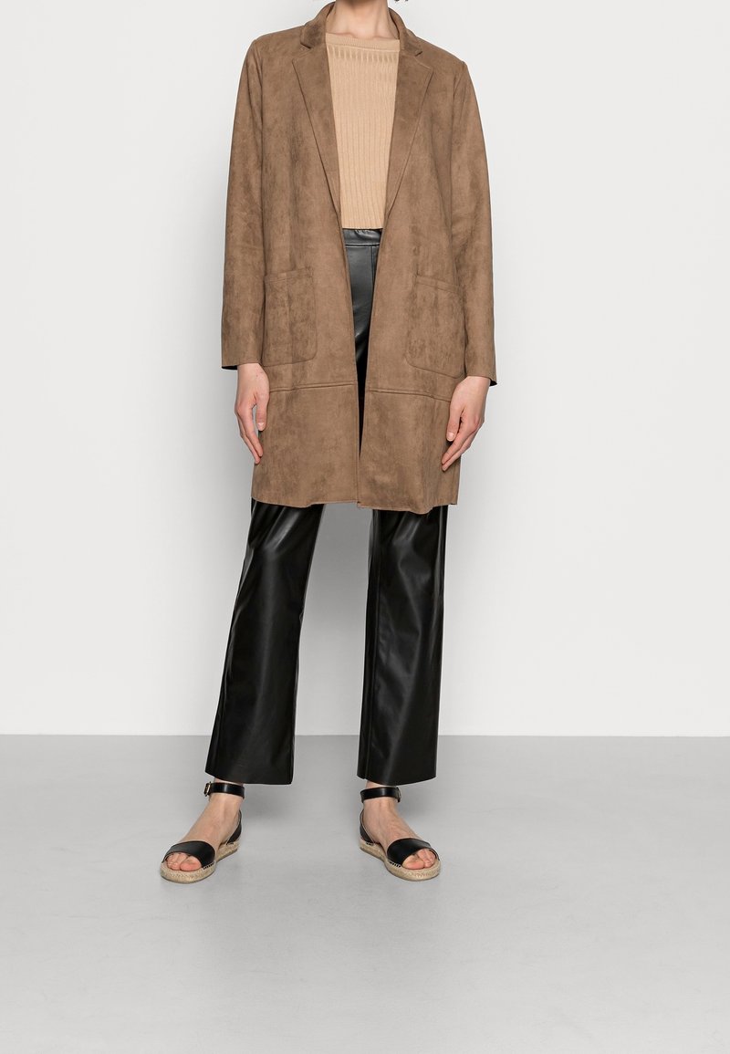 Kaffe Veste en similicuir - light brown