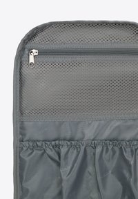Pochette de rangement grise avec fermeture éclair, présentant une section supérieure en maille et des compartiments inférieurs élastiqués pour une meilleure organisation. Matériau textile lisse et durable.
