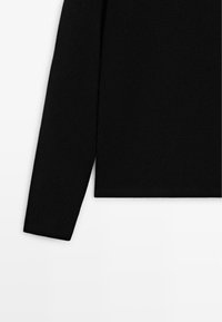 Schwarzes Langarmoberteil mit glatter Textur, rundem Halsausschnitt und klassischem Design, das bis knapp über die Hüfte reicht.