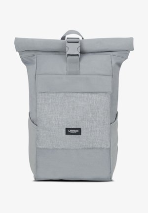 Zaino grigio a forma di rullo con una tasca frontale in tessuto grigio texturizzato, spallaccio grigio regolabile e chiusura a fibbia. Etichetta con la scritta "LARKSON HAMBURG."