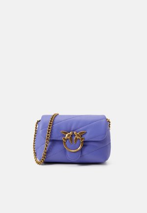 Borsa a tracolla in pelle viola con motivo a zigzag, dotata di una catena in metallo dorato e di una fibbia decorativa a forma di uccello. Forma rettangolare, design compatto.