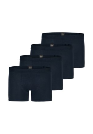 Fire par marineblå mænds boxershorts med mærkede linninger stablet i en diagonal række på en hvid baggrund.