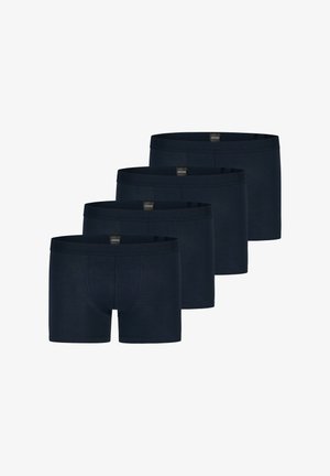Quattro paia di boxer da uomo blu navy con fascia in vita con marchio, impilati in fila diagonale su sfondo bianco.