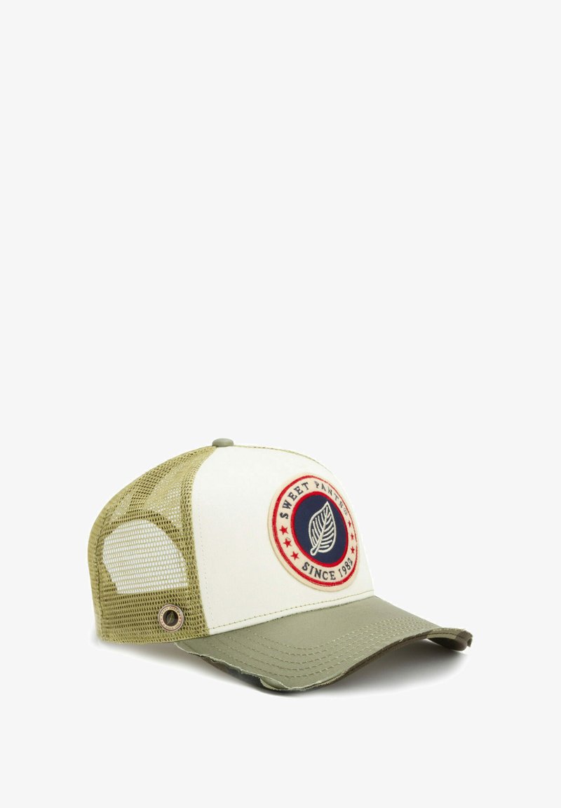 Casquette avec un panneau avant blanc et des côtés en maille olive, arborant un logo circulaire rouge, blanc et bleu. Visière incurvée et fermeture arrière ajustable.