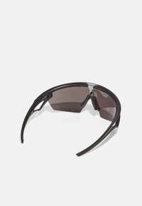 Schwarze Sportsonnenbrille mit leichtem Rahmen, getönten Gläsern und markantem, wraparound Design. Hat strukturierte Bügel und verstellbare Nasenpads.