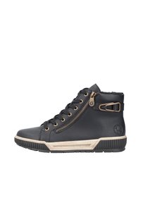 Baskets montantes noires en cuir texturé, avec des éléments en or, une fermeture éclair sur le côté et une semelle beige contrastante avec un motif rayé.