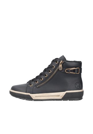 Baskets montantes noires en cuir texturé, avec des éléments en or, une fermeture éclair sur le côté et une semelle beige contrastante avec un motif rayé.