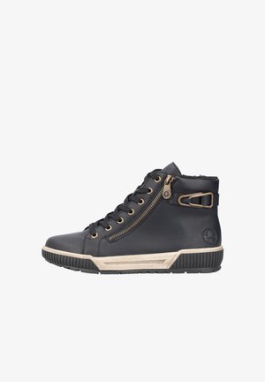 Schwarze High-Top-Sneaker aus strukturiertem Leder, mit goldenen Beschlägen, einem seitlichen Reißverschluss und einer kontrastierenden beige-farbenen Sohle mit einem Streifenmuster.