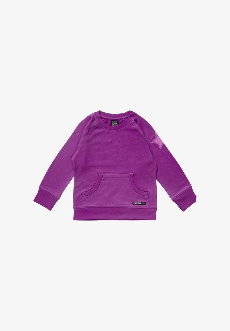 Fialová dětská mikina s dlouhým rukávem, přední klokaní kapsou, žebrovanými manžetami, hvězdnou nášivkou na levém rukávu a štítkem značky Villervalla.