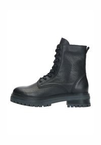 Zwarte leren enkelboots met een gestructureerde afwerking, voorzien van een vetersluiting, een trekhaak en een robuuste zool voor betere grip.