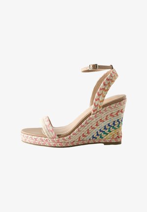 Klínová sandála s členkovým remienkom, béžový tkaný jutový dizajn s ružovými, oranžovými, modrými a zelenými chevronovými vzormi na opätku.