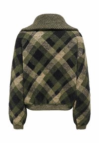 Pull en tricot avec un grand col, présentant un motif à carreaux vert, noir et beige, tissu texturé, et ourlet et poignets côtelés.