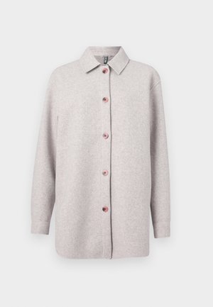 Světle šedá fleecová košile s límečkem, růžovými knoflíky vpředu a dlouhými rukávy. Měkká textura, volnější střih.