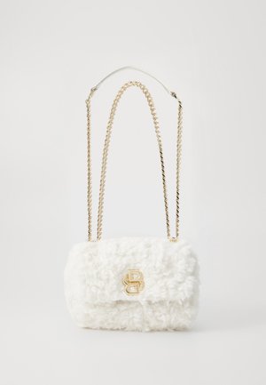 Bolso blanco esponjoso con correa de cadena y herrajes de logo en tono dorado. Textura suave, forma rectangular y cierre de solapa.