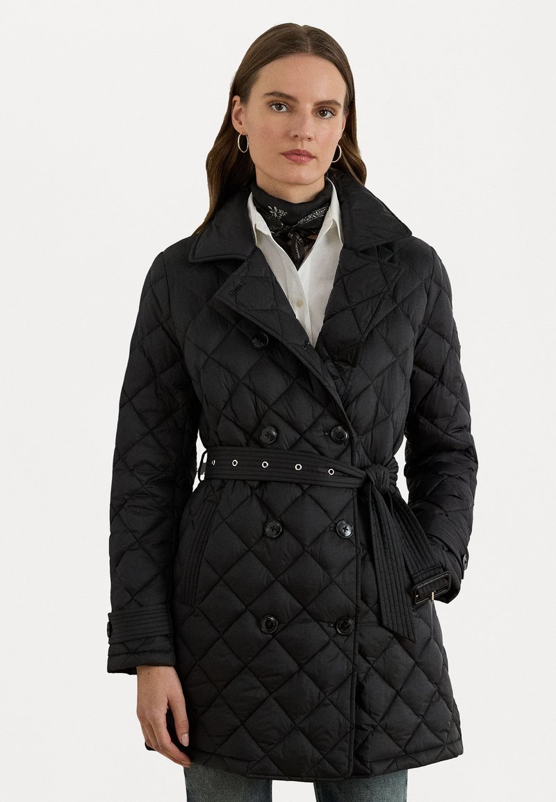 Zwarte, gequiltte lange jas met een dubbelzijdig ontwerp, een ceintuur in de taille en een geknipt kraag. Heeft grote knopen en een gladde textuur.
