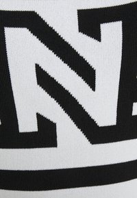 Kombinace černé a bílé pleteniny s výrazným velkým písmem. Textura je hladká a kontrastní barvy vytvářejí působivý vzor.