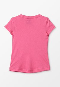 Camiseta de algodón de manga corta en color rosa, con un escote redondo y una textura sencilla y suave. Sin gráficos ni patrones.