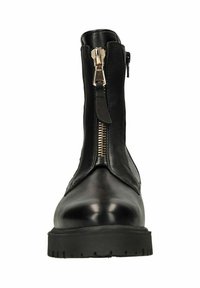 Zwart leren enkellaarsje met een ritssluiting aan de voorkant, een ronde neus en een gestructureerde zool. Voorzien van metalen ritssluitingdetails en een gladde afwerking.