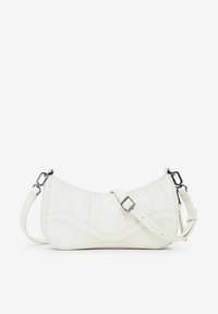 Weißer Handtasche mit einer geschwungenen, länglichen Form. Verfügt über gestickte Details und einen verstellbaren Riemen mit Metallakzenten.