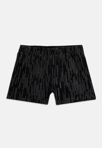 Pantaloni scurți din catifea neagră cu dungi verticale din nituri argintii și un elastic la talie, așezați plat pe un fundal alb.