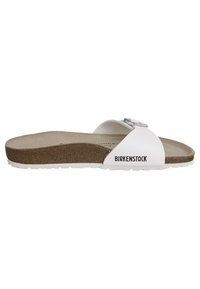Białe sandały Birkenstock z jedną regulowaną paskiem, metalowym zapięciem, korkową wkładką oraz teksturowaną podeszwą. Na boku nadrukowane logo marki.