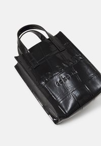 Ted Baker GATOCON EFFECT MINI ICON BAG - Ručna torba - black