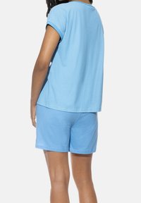  Lichtblauwe gestreepte top met korte mouwen en een ronde hals, in combinatie met effen lichtblauwe shorts, gemaakt van zachte, ademende stof.