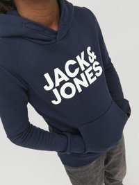 Mornarica s kapuco s velikim belim logotipom "JACK & JONES", s kapuco na vezanje in sprednjim kenguru žepom, narejena iz mehkega bombažnega materiala.