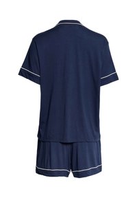 Ensemble de pyjama court en coton marine comprenant un haut à col et un short assorti avec des bordures blanches et une texture douce, semblable à du coton.