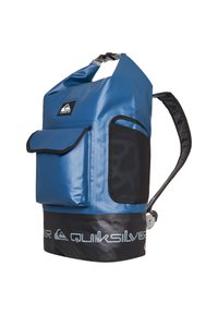 Blauwe waterdichte rugzak met een roll-up sluiting, een zijvak van gaas, een pocket op de voorkant en een zwarte onderkant met logo-opschrift.
