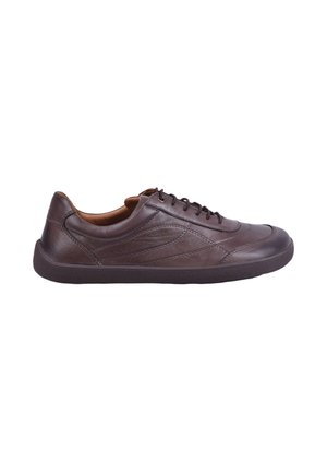 Baskets décontractées en cuir marron foncé avec lacets à l’avant et semelle texturée, vues de profil sur fond blanc.