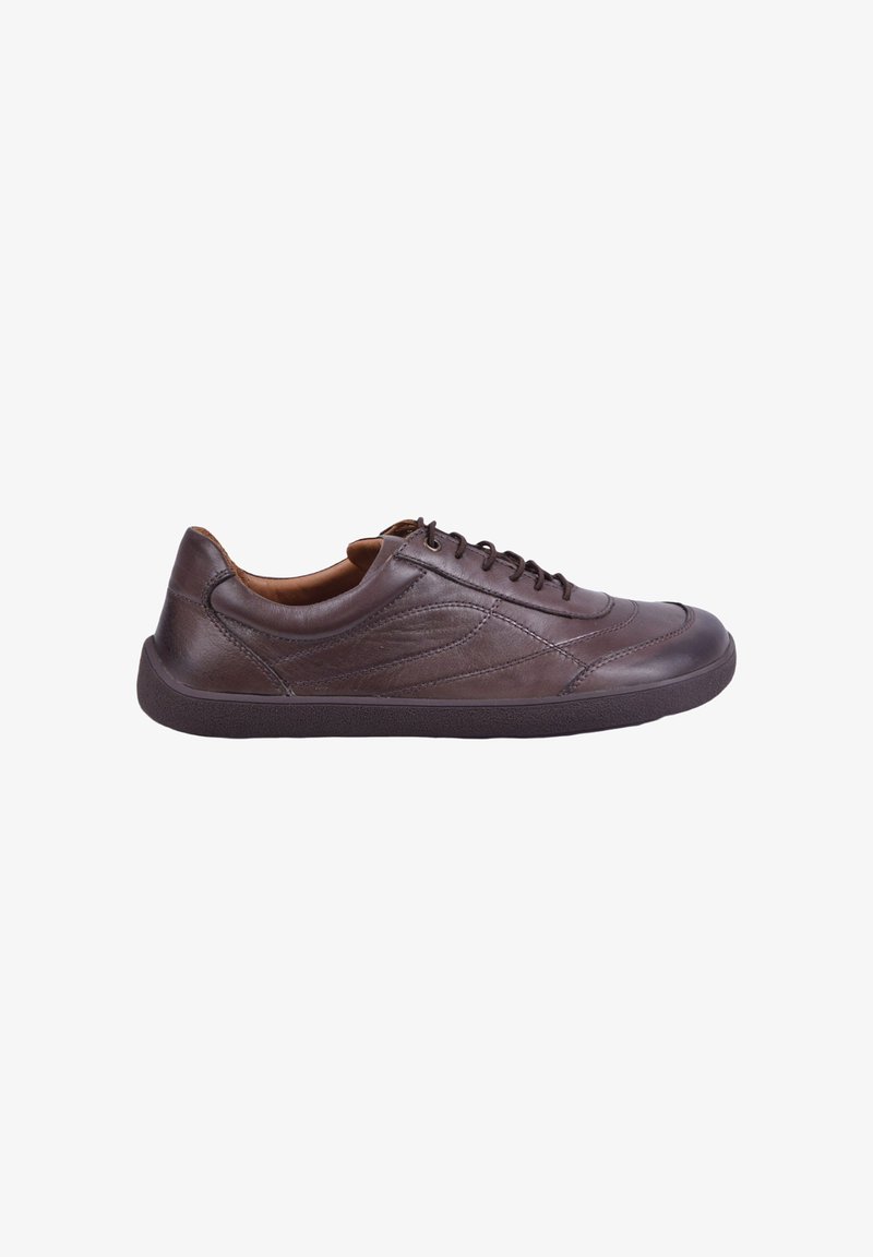 Baskets décontractées en cuir marron foncé avec lacets à l’avant et semelle texturée, vues de profil sur fond blanc.