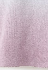 Mäkká levanduľová pletenina s jemnými, rovnomernými očkami a hladkou textúrou, vhodná na odevy alebo domáce textílie.