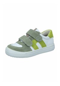 Zapatilla deportiva verde y blanca con correas de velcro, fabricada con materiales de ante y sintéticos, punta redonda y suela de goma texturizada.