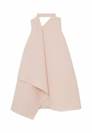 Bezrękawowa, asymetryczna sukienka w jasnoróżowym kolorze z efektowną nałożoną warstwą i głębokim dekoltem w kształcie litery V, prezentowana na białym tle.