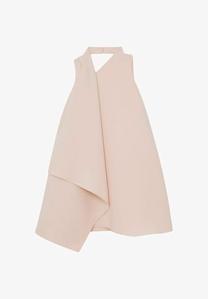 Bezruké asymetrické šaty bledej ružovej farby so štruktúrovaným prekrytím a hlbokým výstrihom do V, zobrazené na bielom pozadí.