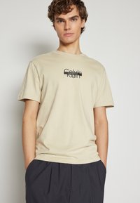 Calvin Klein CUT THROUGH LOGO - T-shirts med print - eucalyptus