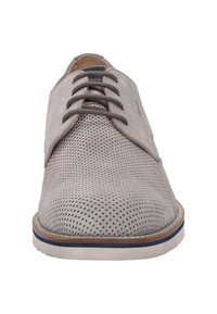 Chaussures à lacets grises perforées avec une finition en daim lisse, dotées d'une semelle en caoutchouc plate et de détails discrets en bleu sur le bord.