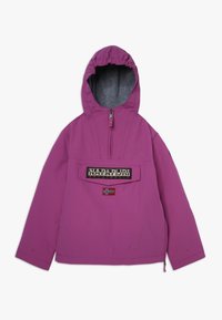 Rosa vattentät jacka med huva, framdragkedja, stort bröstfack och logodetaljer. Har en norsk flagga som accent.