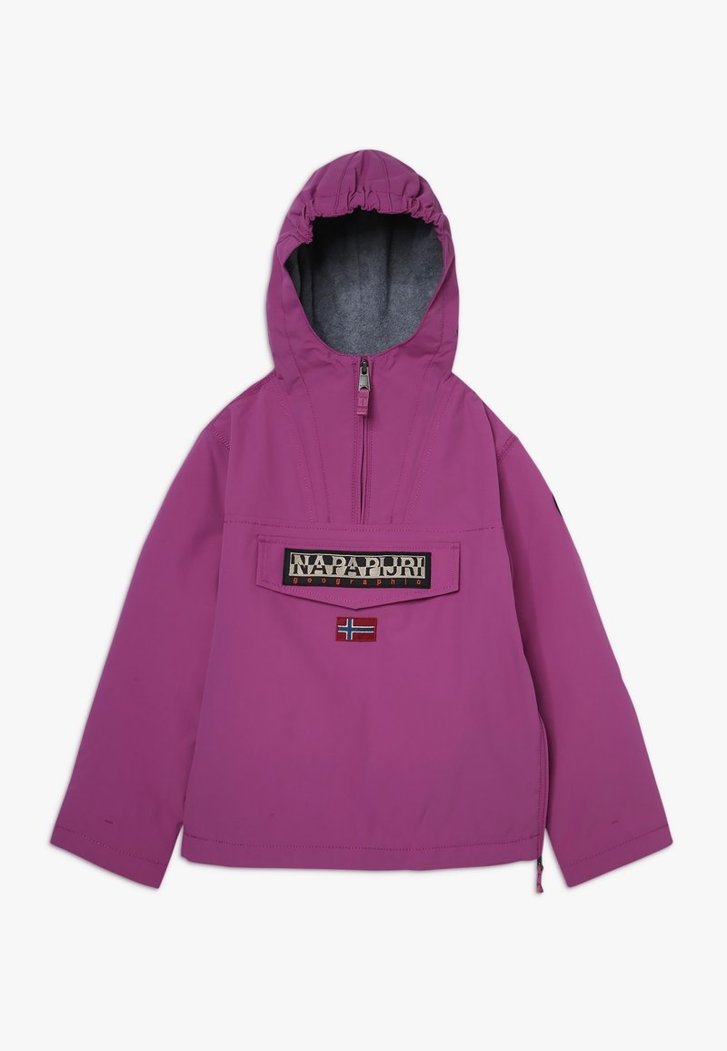 Rosa vattentät jacka med huva, framdragkedja, stort bröstfack och logodetaljer. Har en norsk flagga som accent.