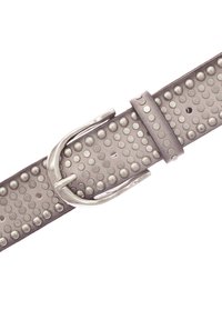 Cinturón de cuero en suave gris con tachuelas de plata redondeadas. Presenta una hebilla de metal plateada y pasadores. Superficie plana y texturizada, de 1,5 pulgadas de ancho.