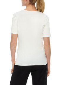 Weißes Baumwoll-T-Shirt mit kurzen Ärmeln, Rundhalsausschnitt und glatter Textur, von hinten betrachtet. Keine Muster oder sichtbaren Befestigungen.